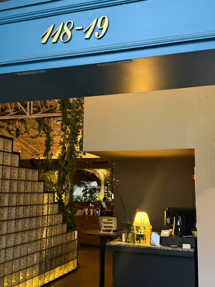 피플더테라스 흰색 건물 외관과 올라가는 계단