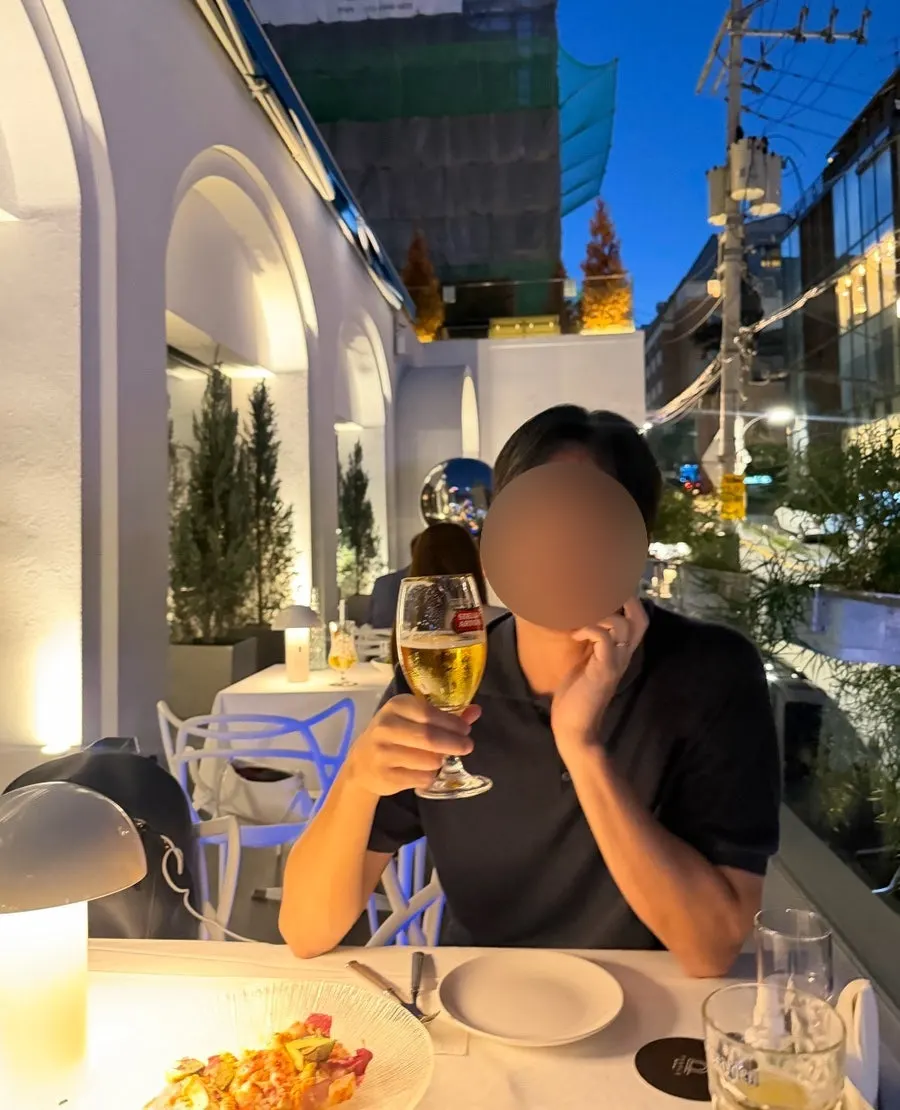 아보카도와 알리올리소스를 곁들인 엔다이브 샐러드