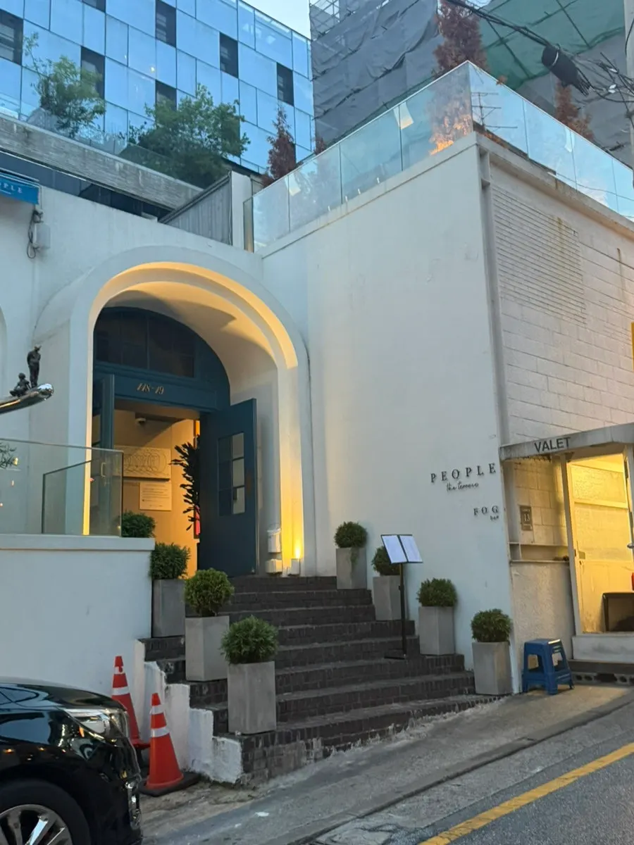 압구정로데오역에서 걸어가는 피플더테라스 입구