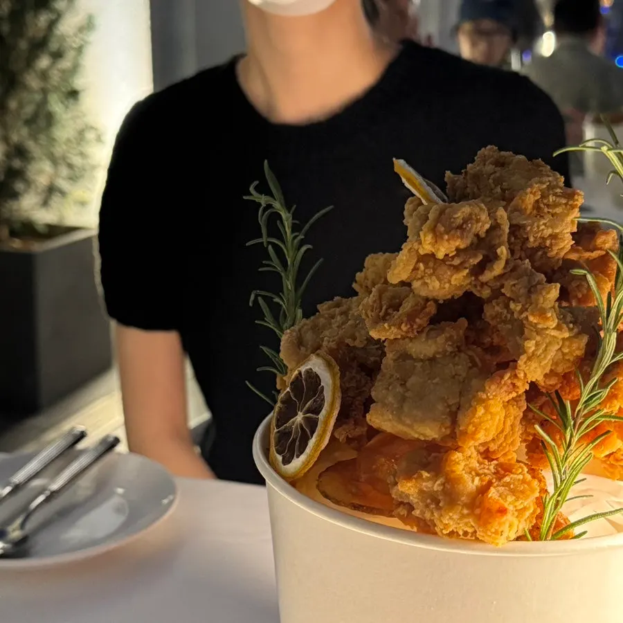 Pollo frito crujiente con salsa