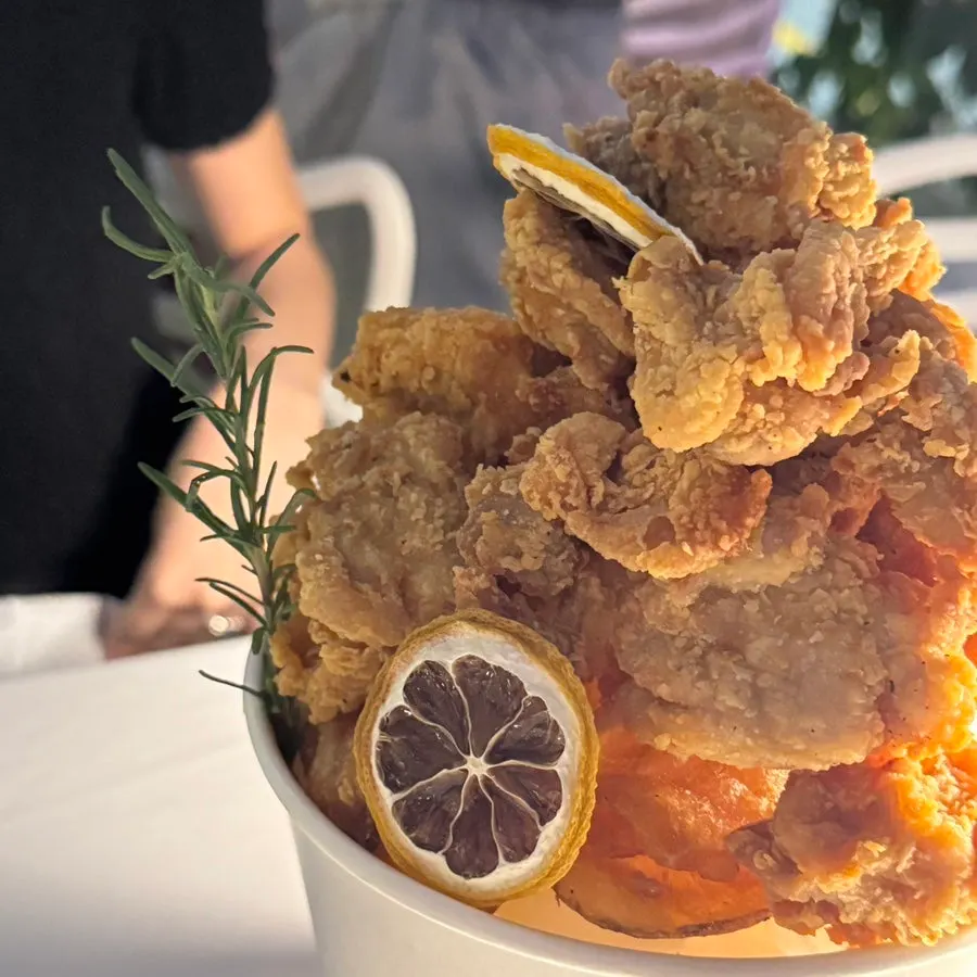 Primer plano del balde de pollo frito