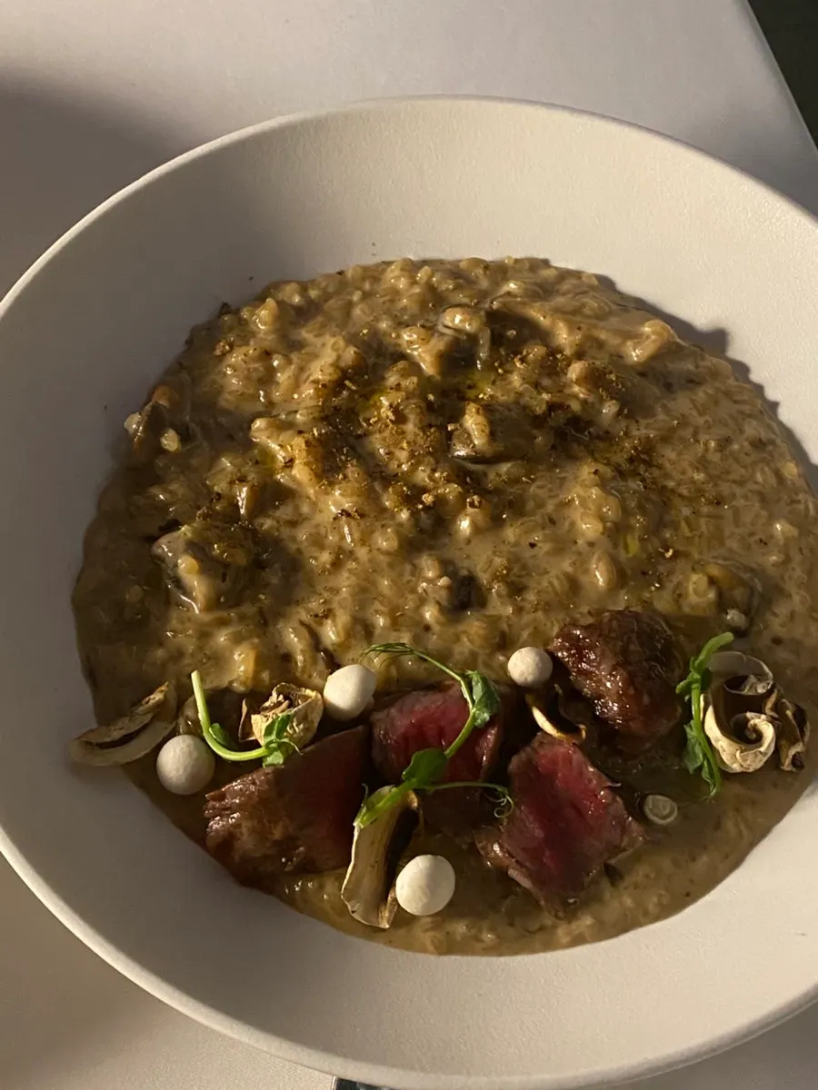 Una cucharada del risotto de crema de hongos