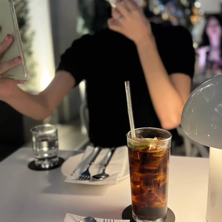 Mesa servida con los tres platos