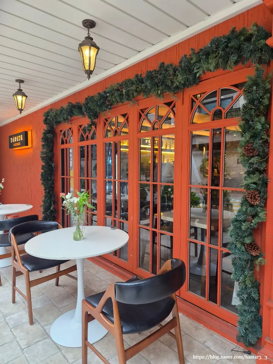Upscale interior space at Pepite