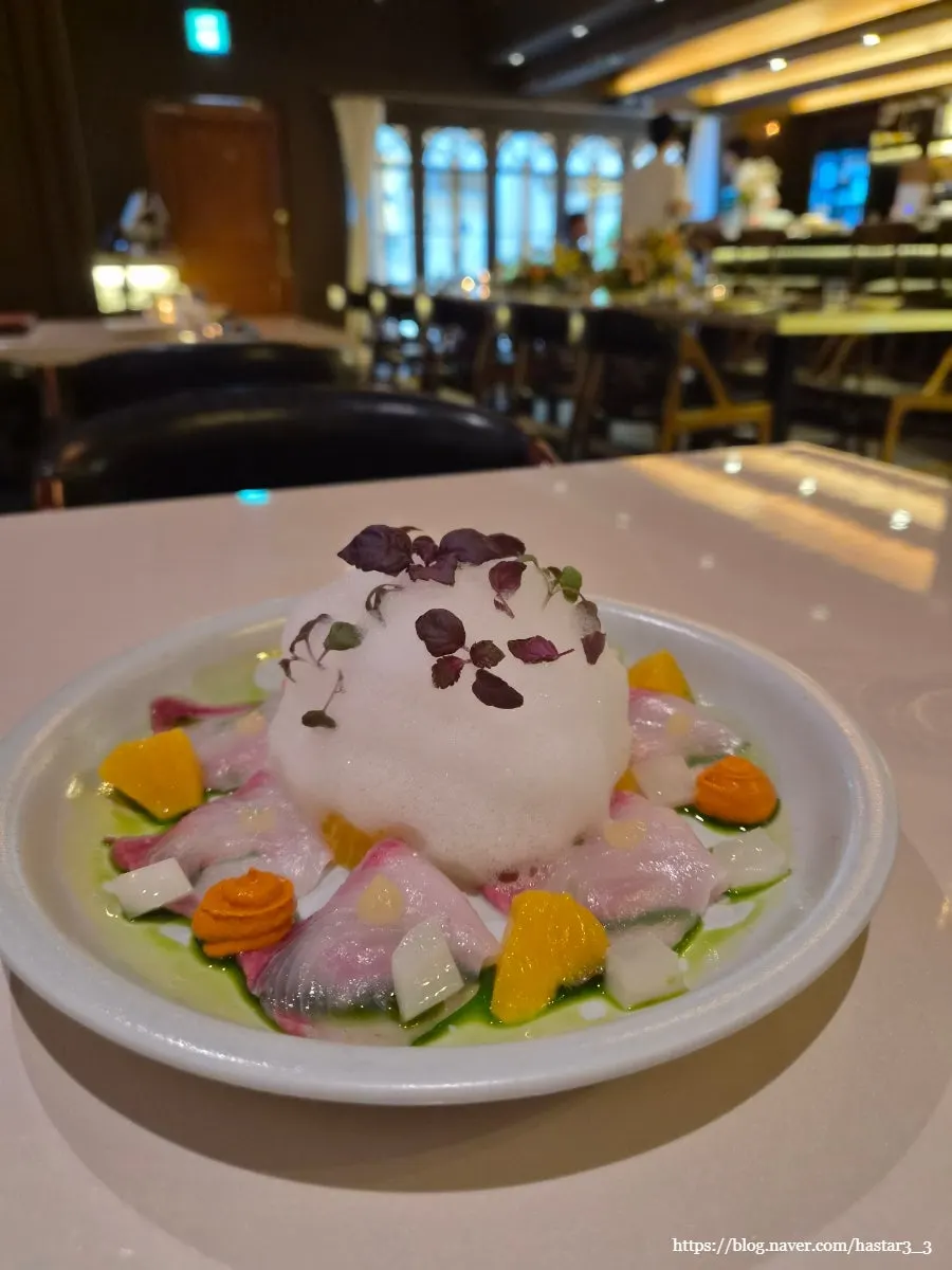 Relaxed dining space at Pepite