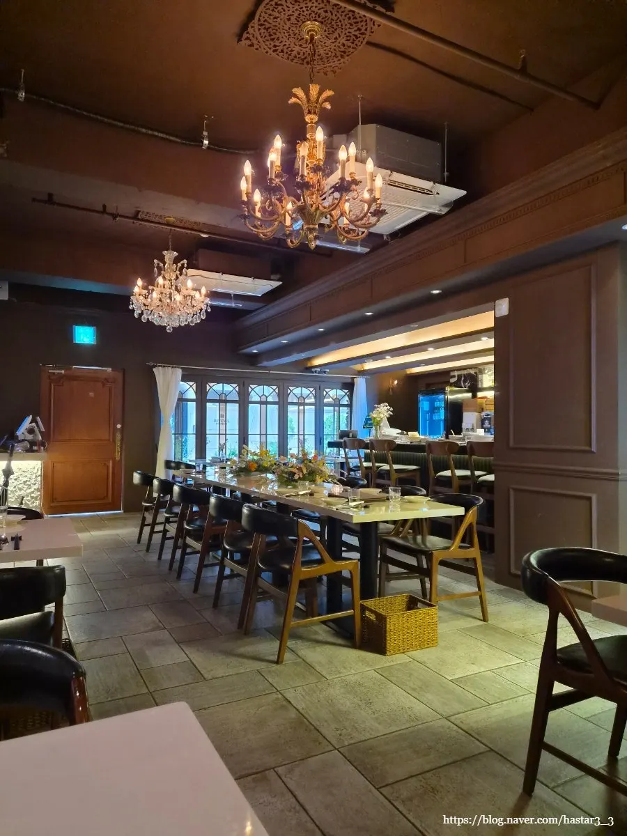 Bar table seating at Pepite