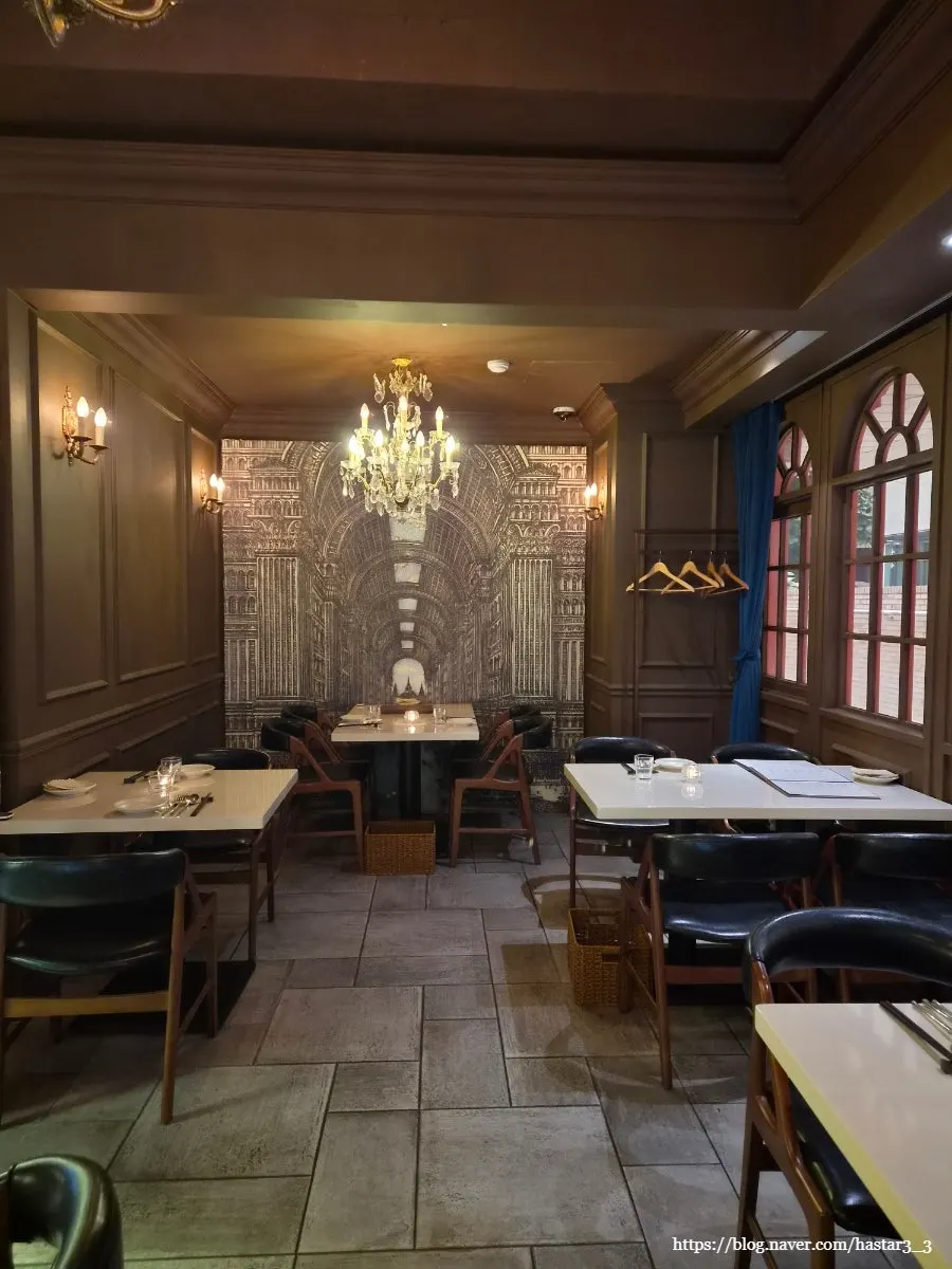 Counter seating at Pepite