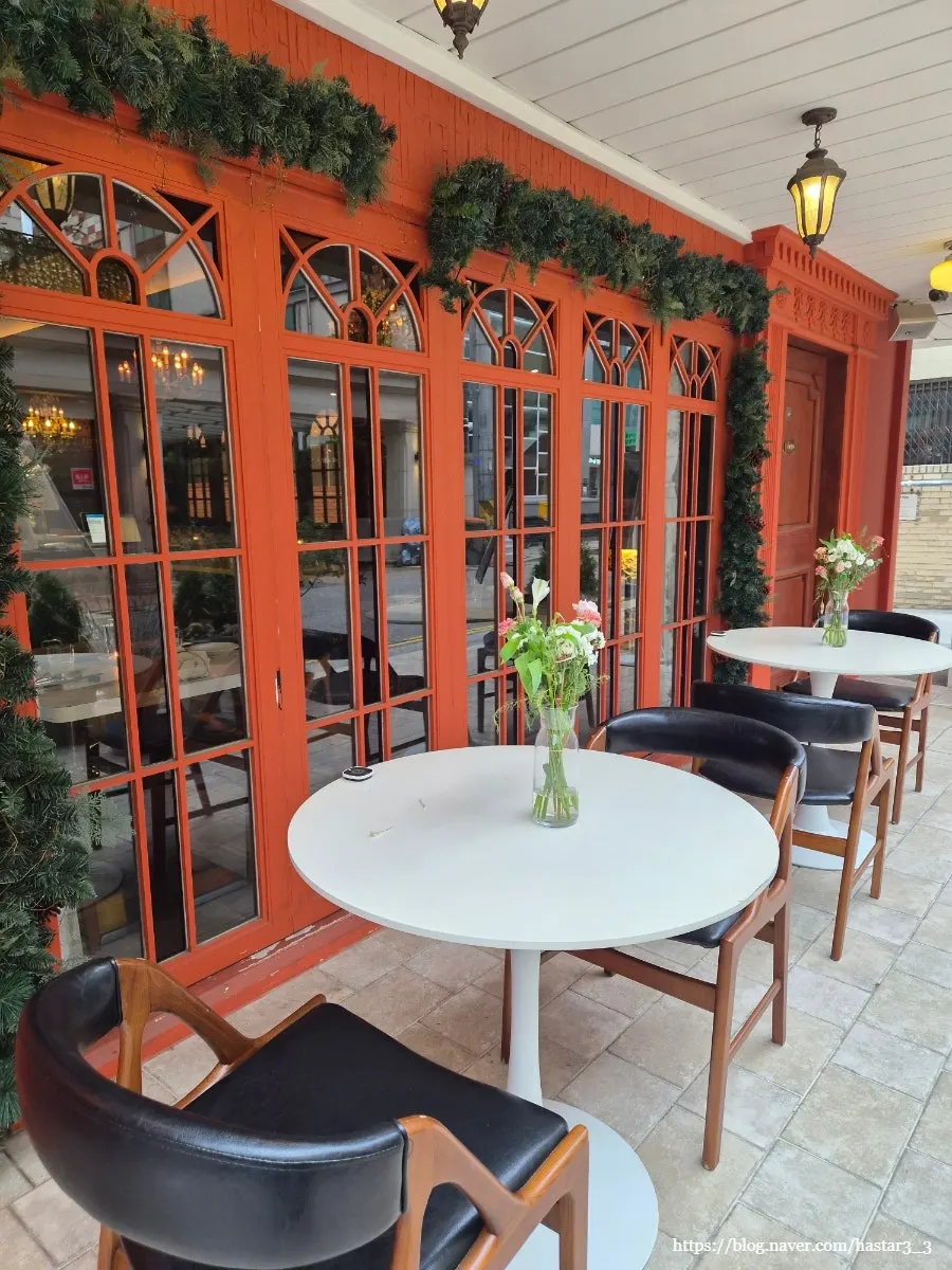 Terrace and private room at Pepite