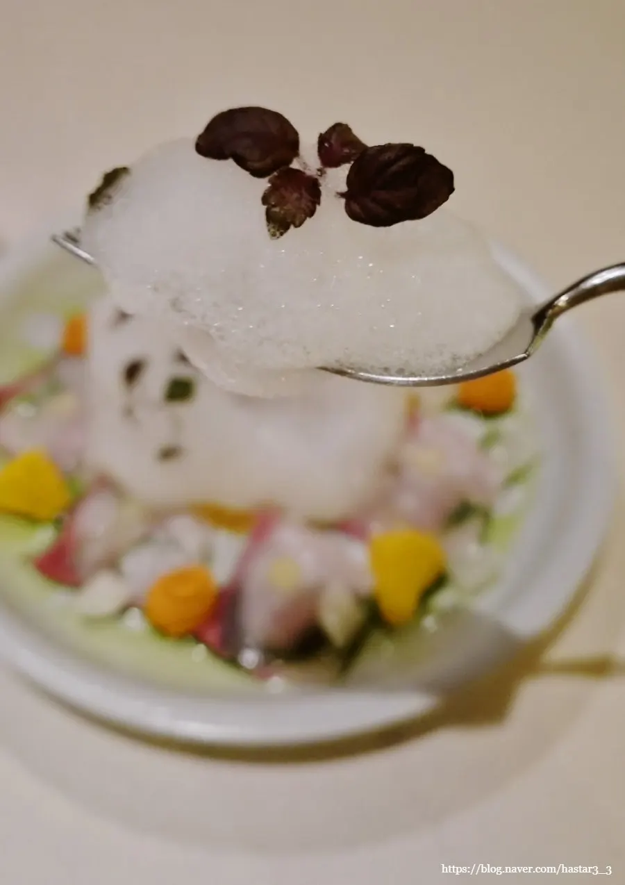 Close-up of the airy tomato foam