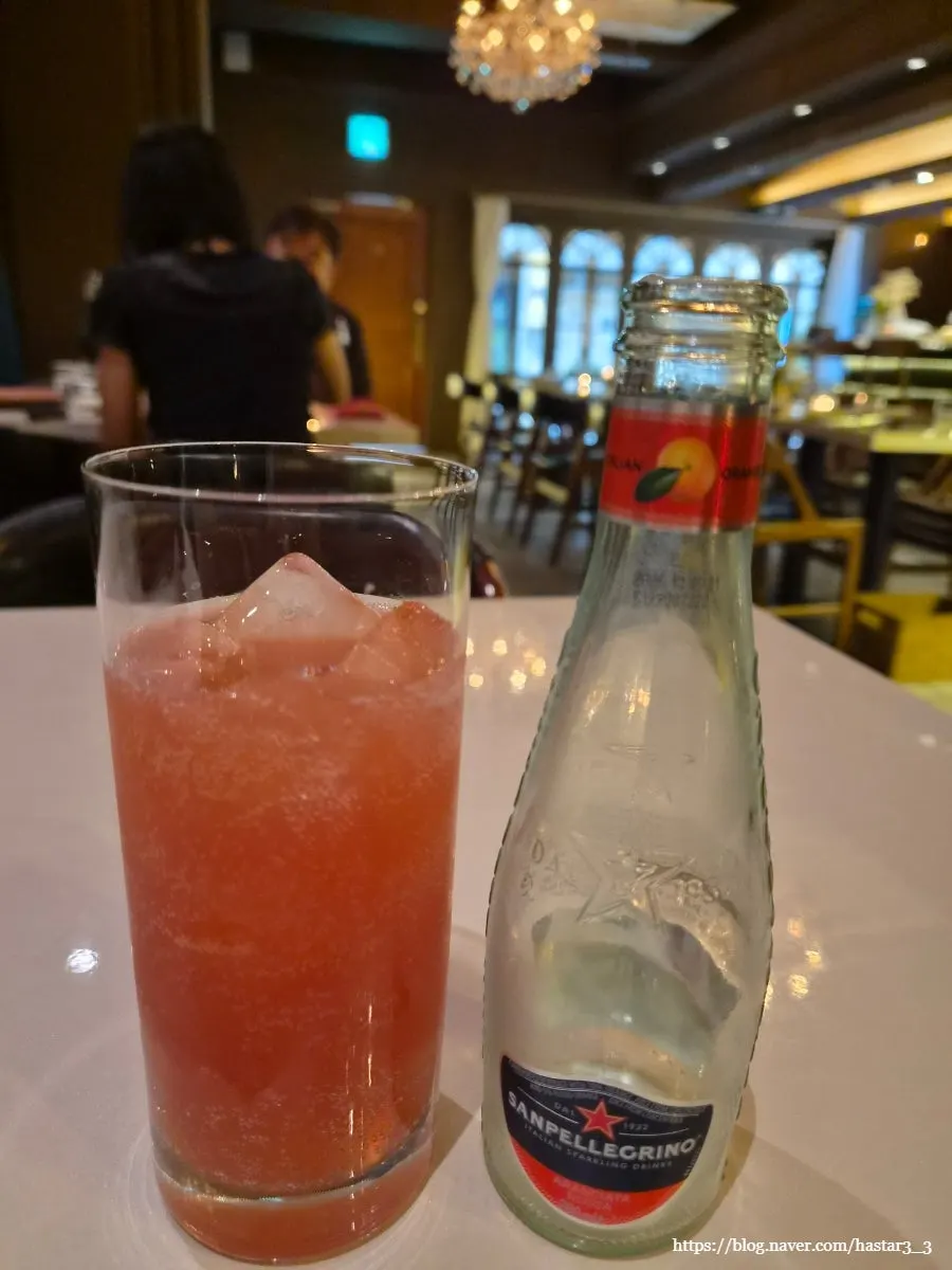 Grapefruit-colored glass of Rossa Orange