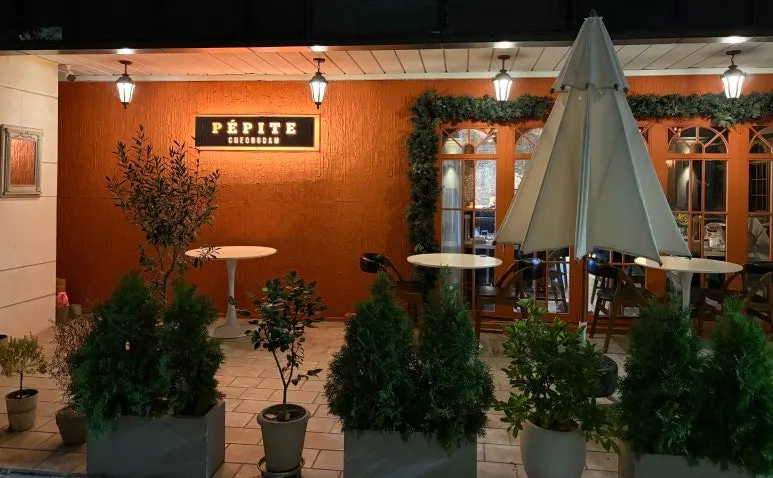 Pepite's storefront and alley entrance