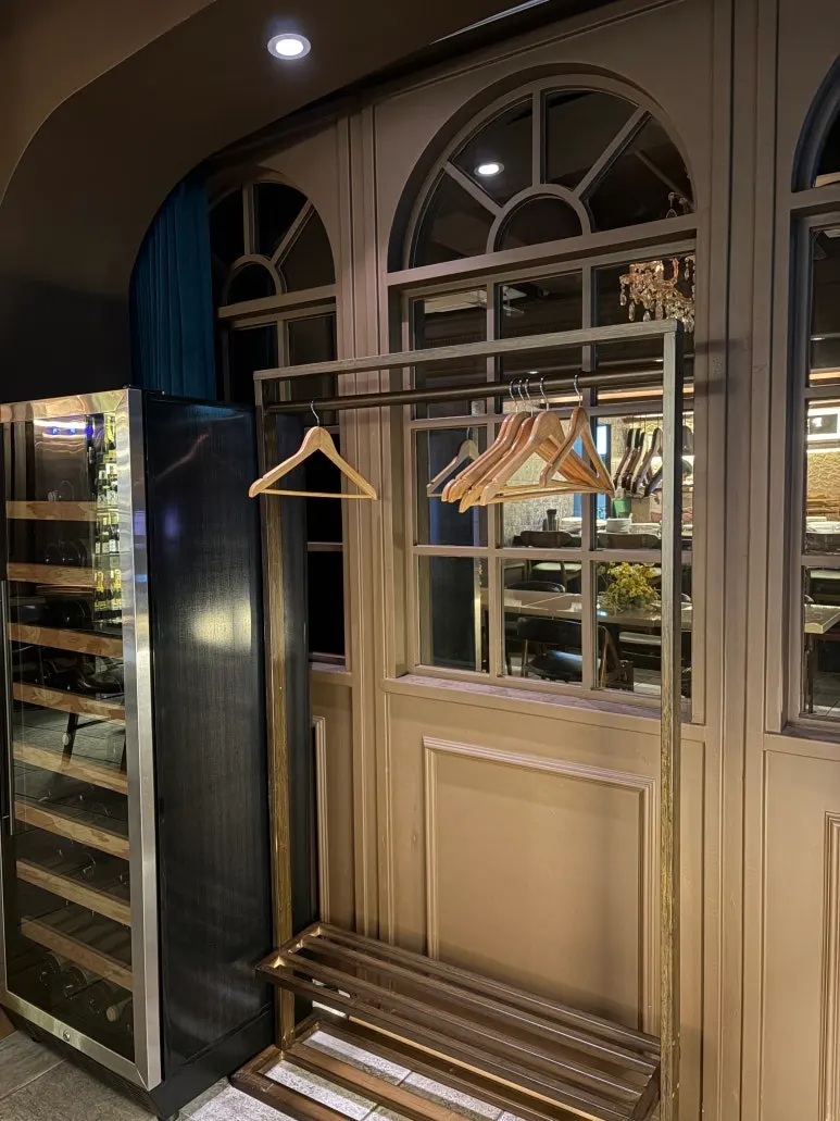 Pepite's interior lighting and decor
