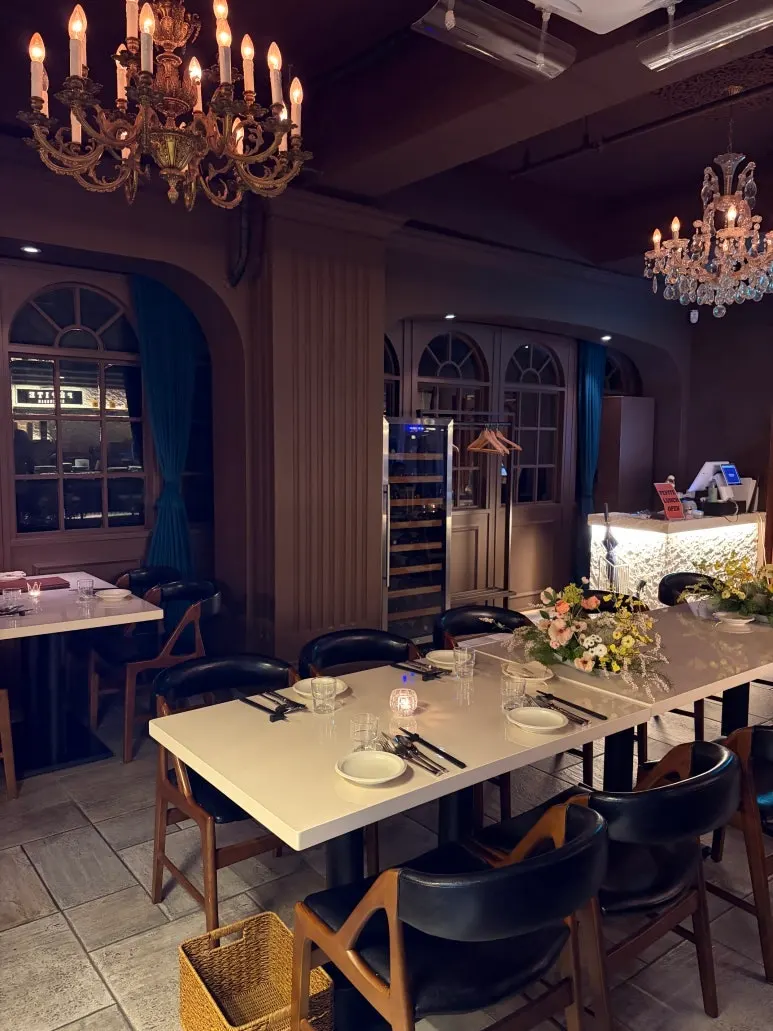 Generously spaced table setting at Pepite