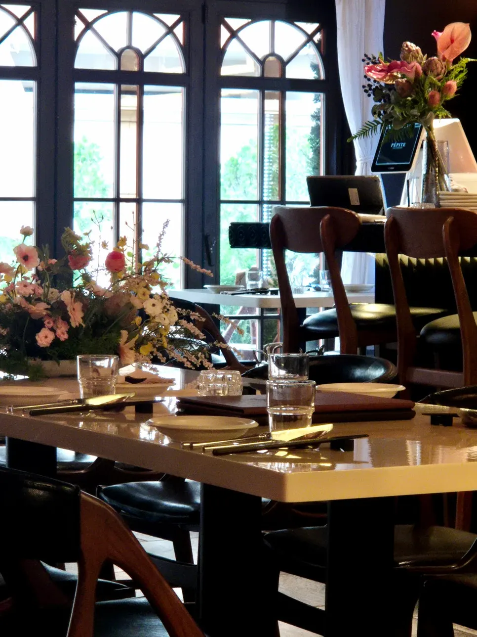 Table seats and bar table inside Pepite