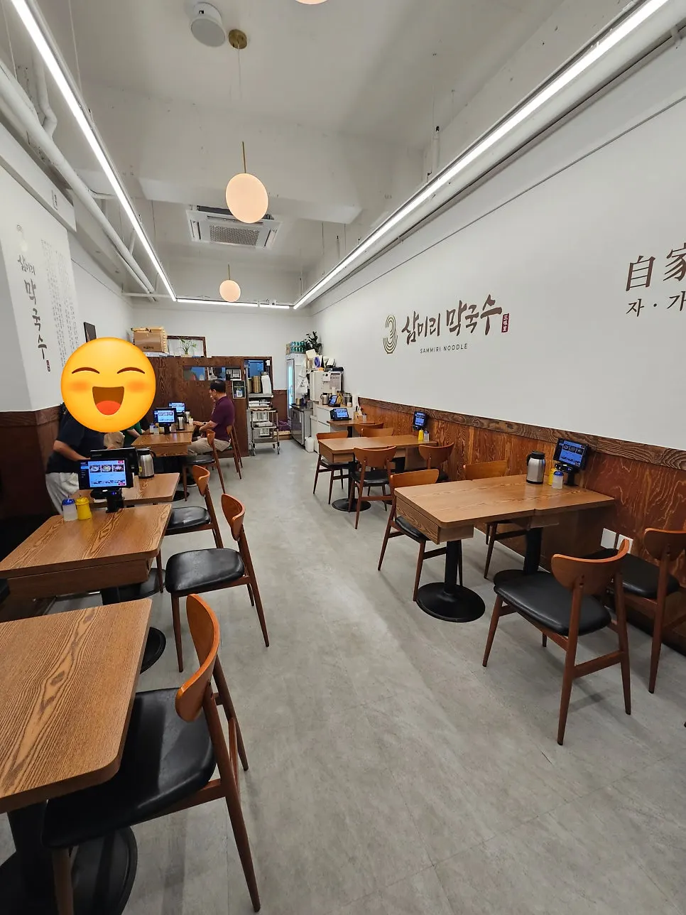우드 톤 테이블의 삼미리막국수 미금점 내부