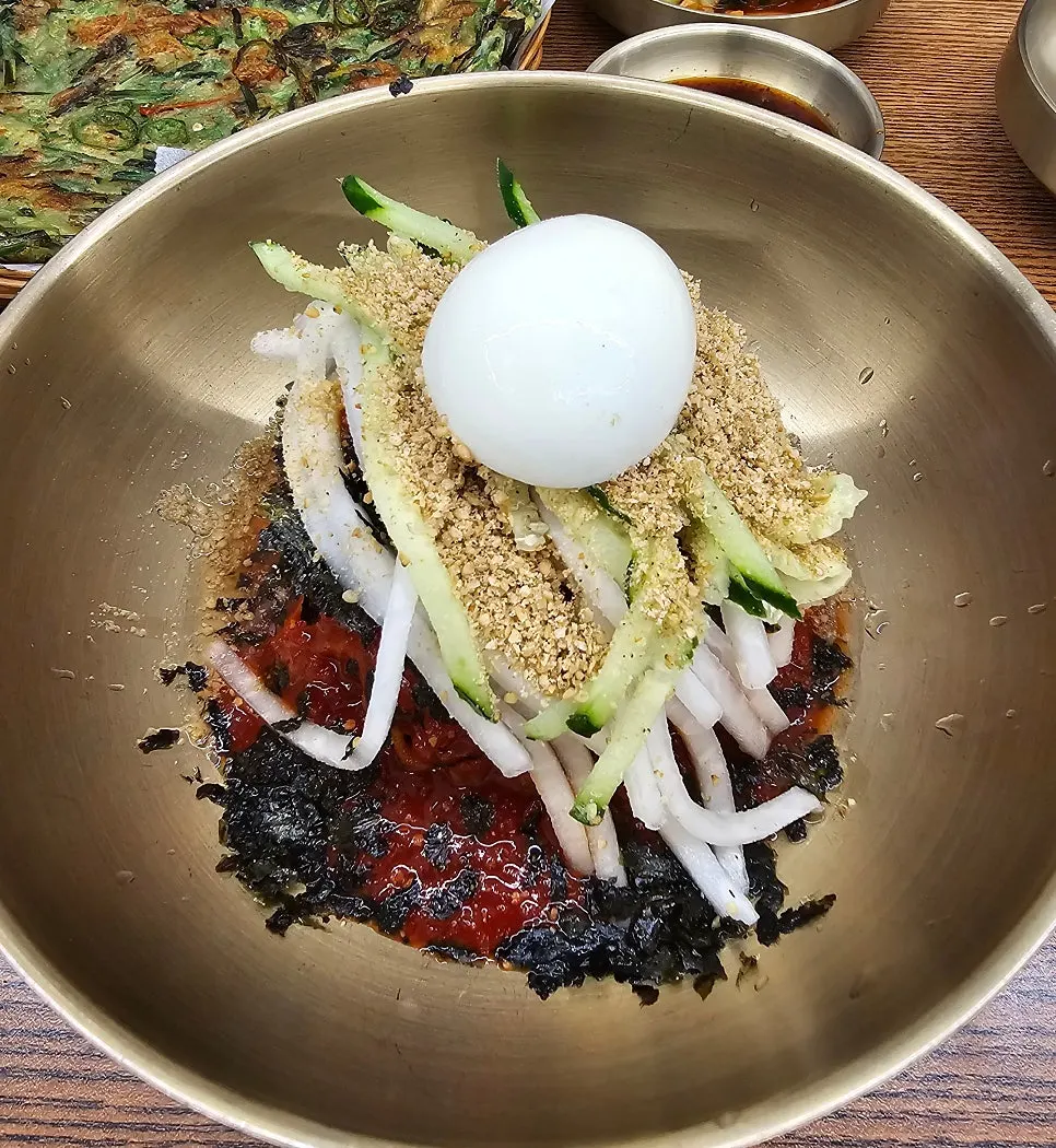 양념이 배인 참기름비빔막국수