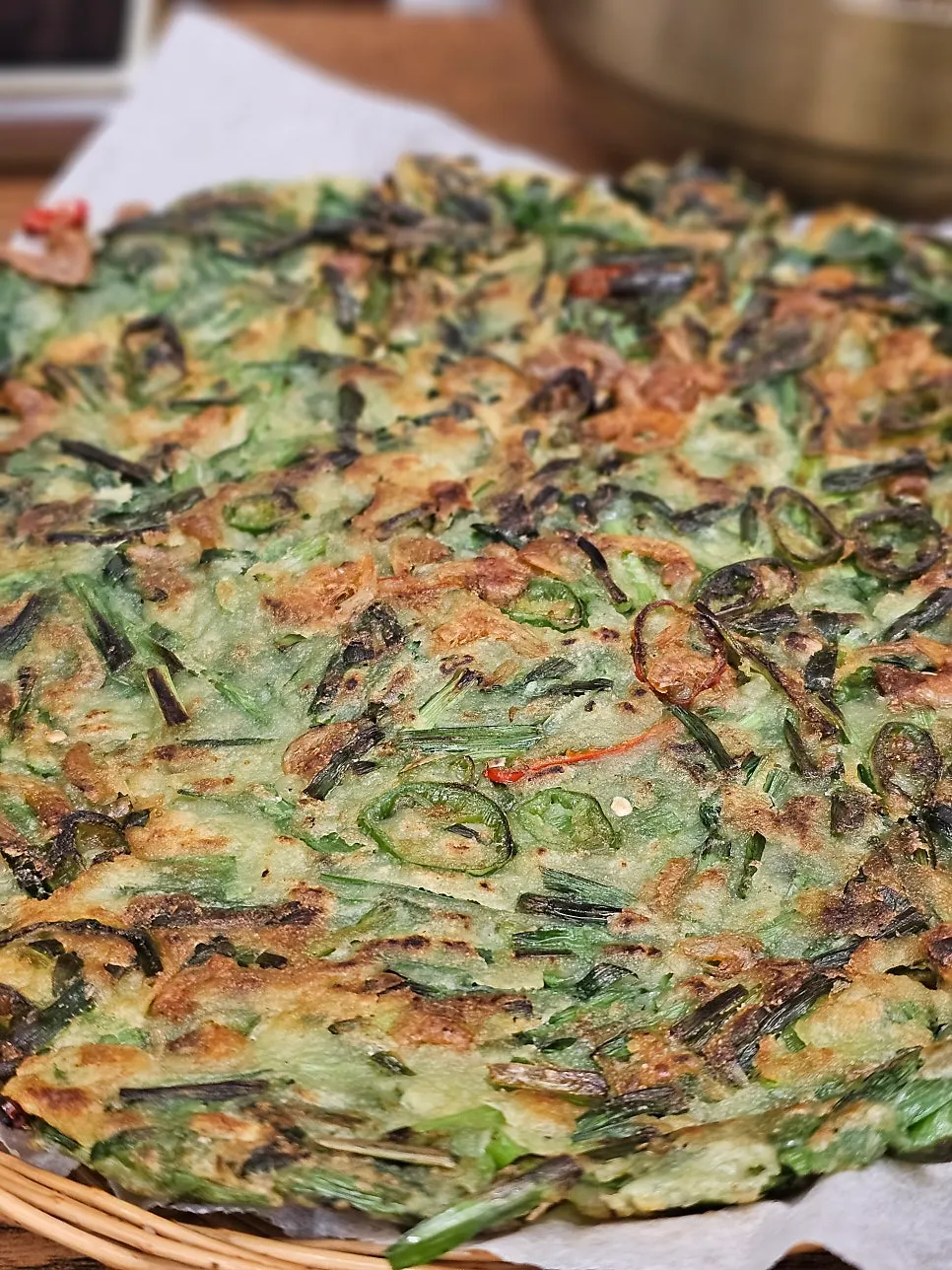 막국수와 부추전을 함께 차린 한 상