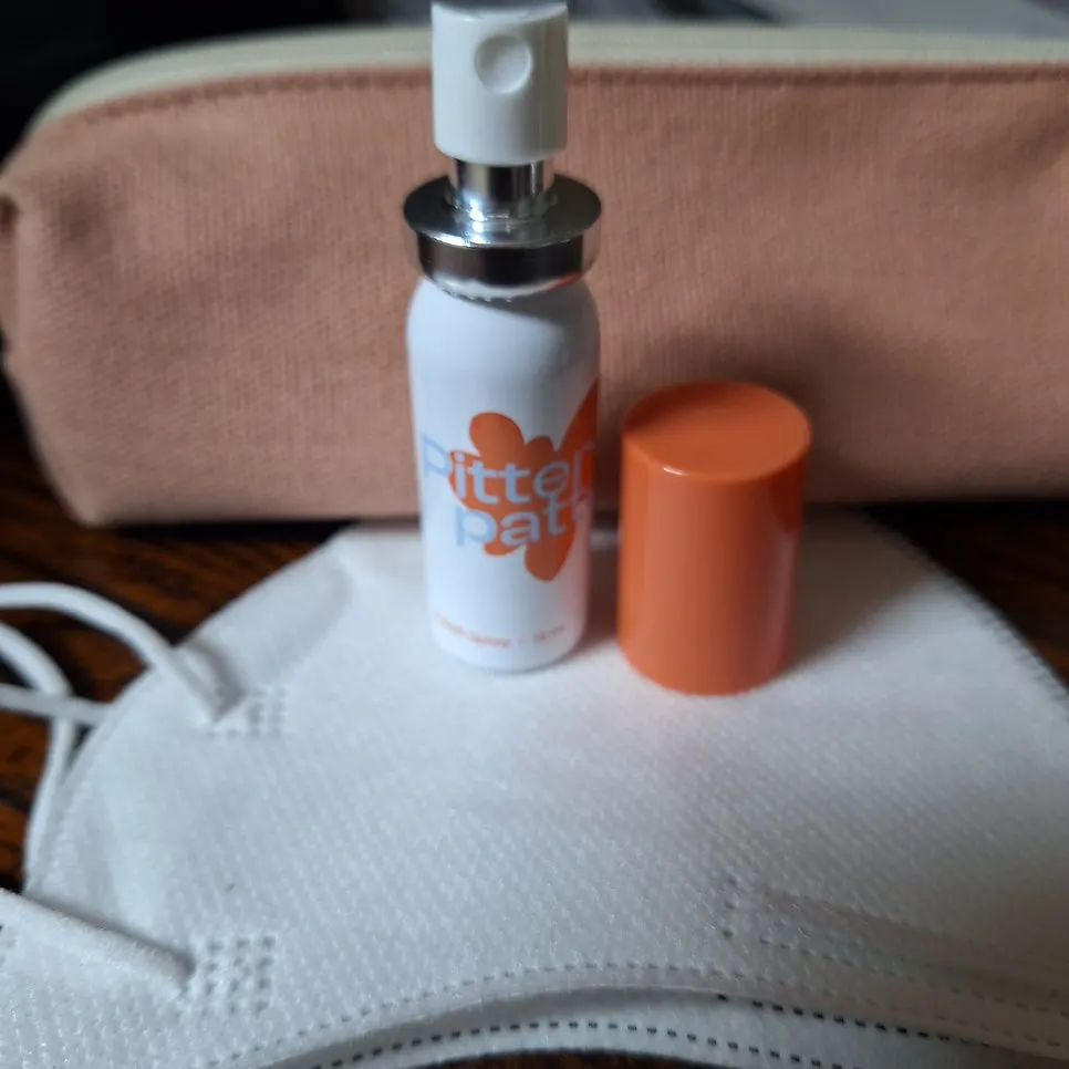 Spray bucal portátil usado en una comida con amigos