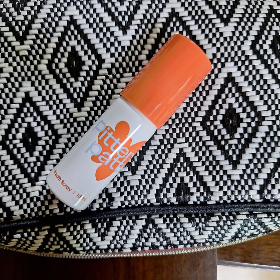 Spray bucal guardado en un neceser para salir