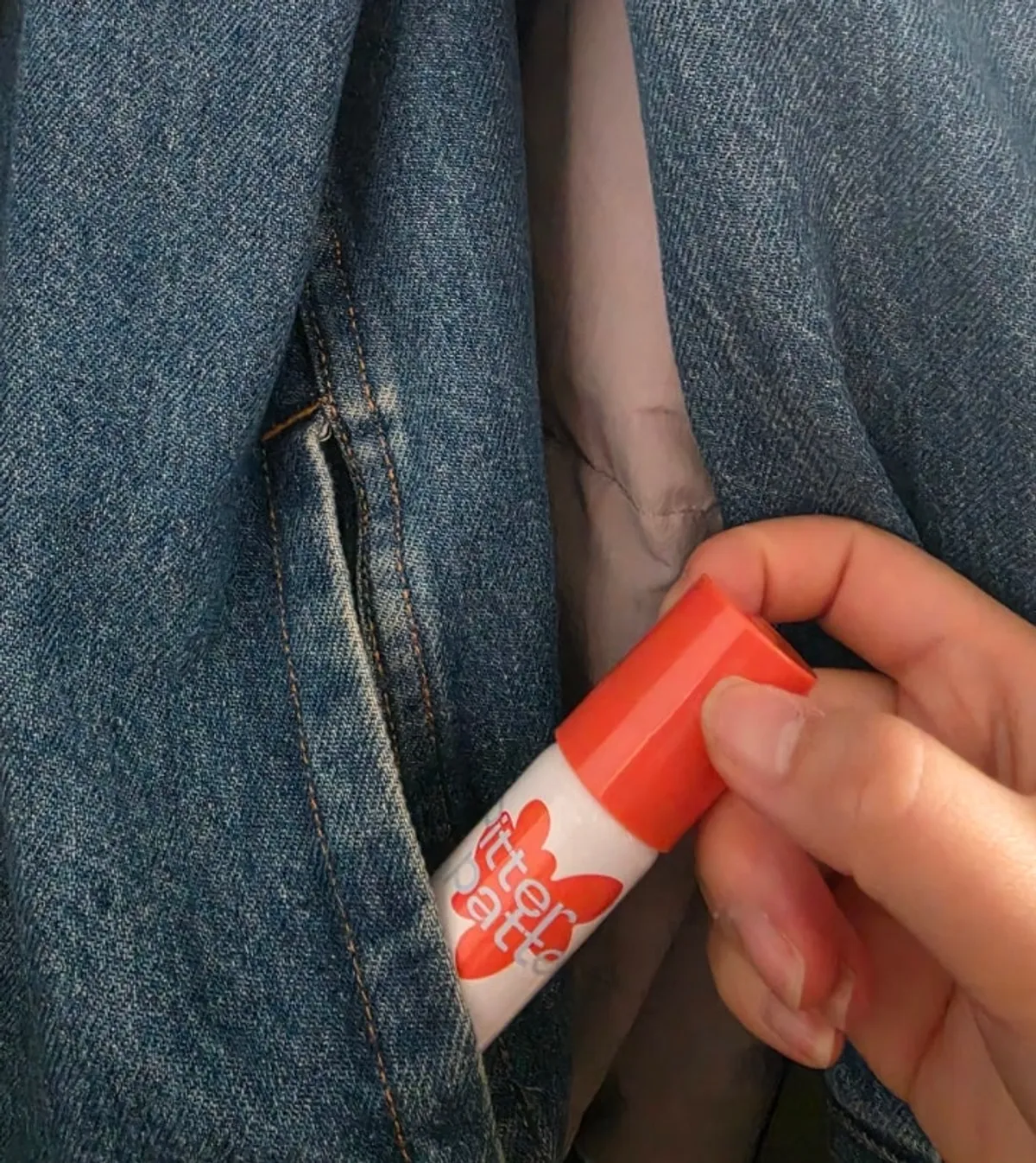 Mini-size oral spray that fits in one hand