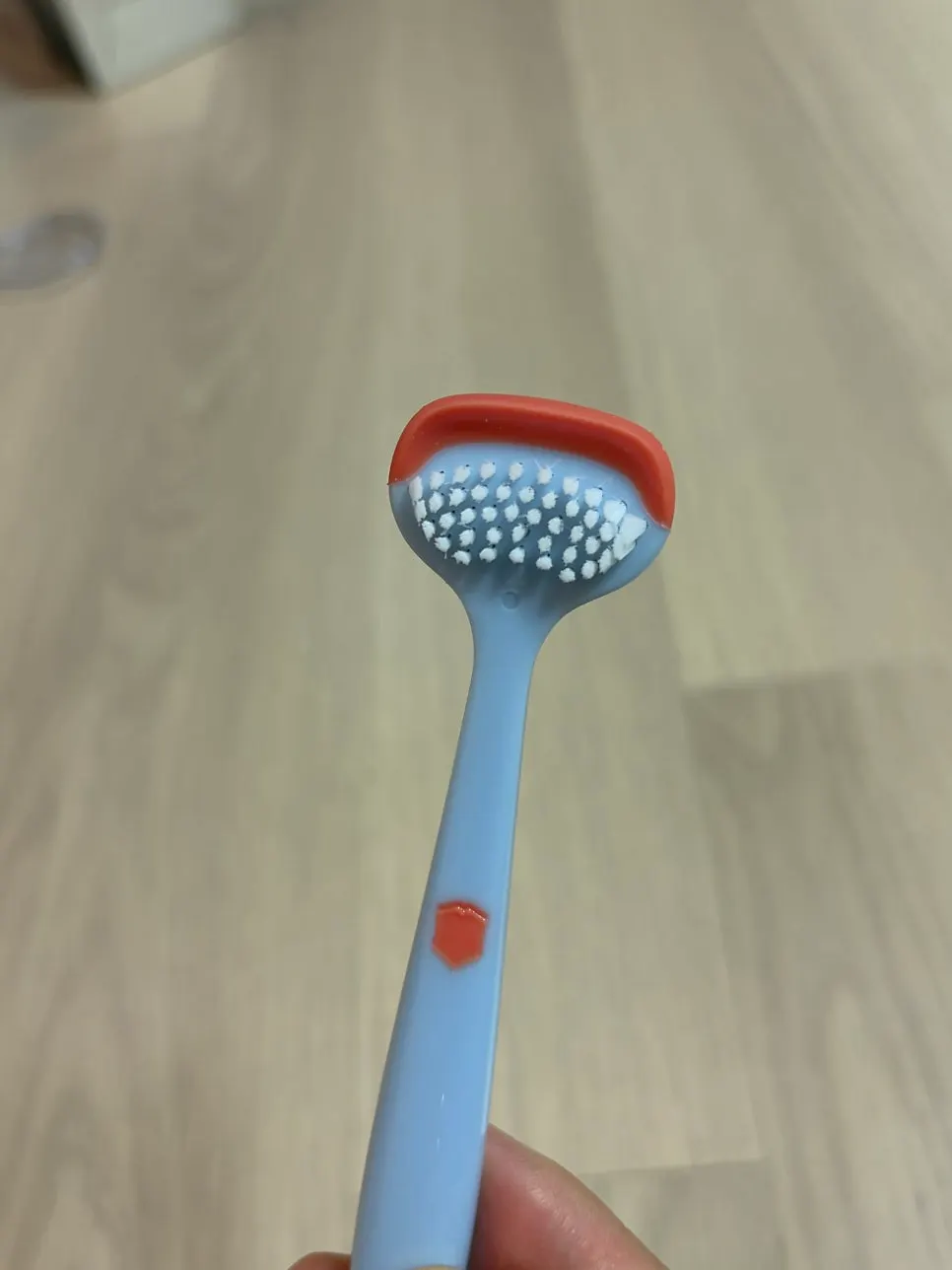 혀에 닿는 혀클리너 헤드 부분