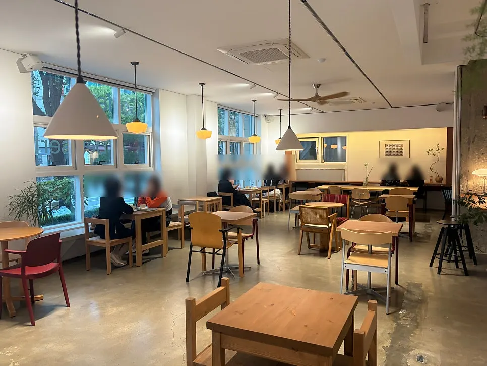 화이트 우드 인테리어의 페트리코 내부