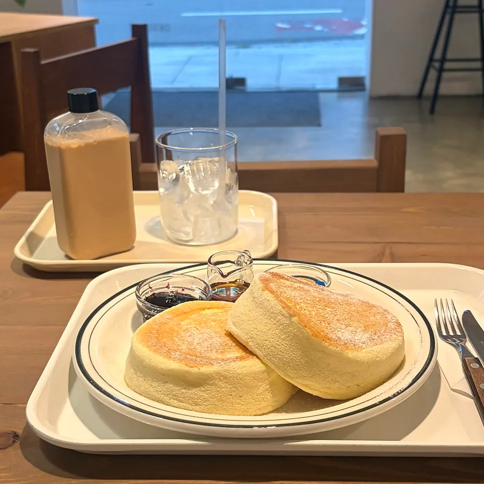 퐁실한 클래식 수플레팬케이크 한 접시