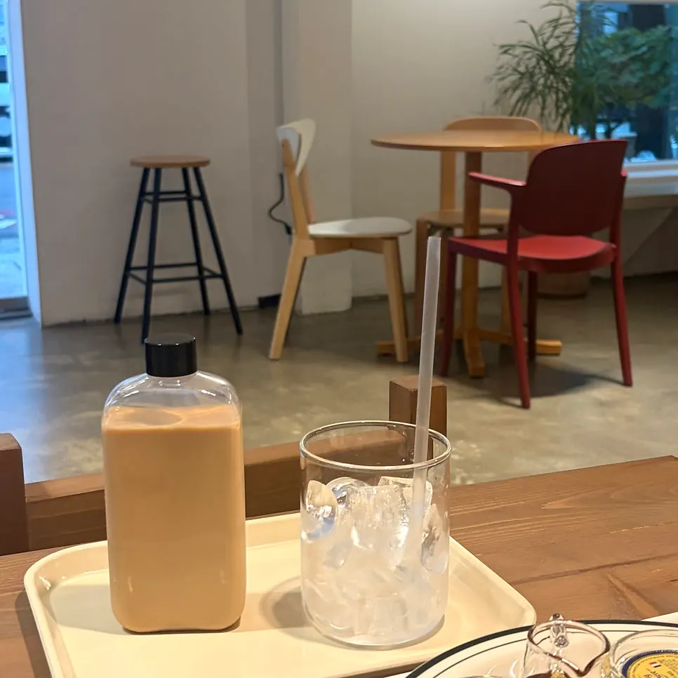 보틀에 담겨 나온 아쌈 밀크티