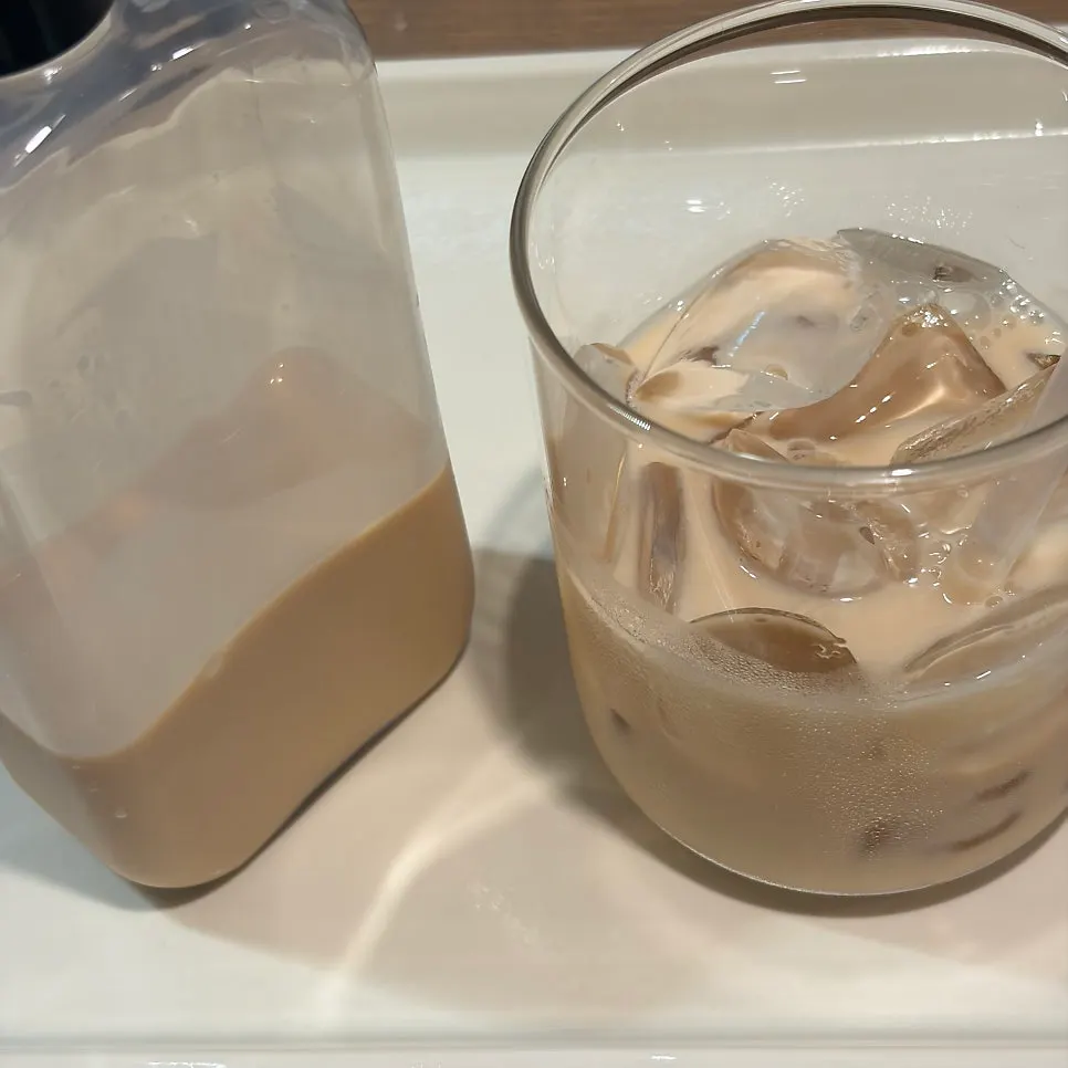 팬케이크와 밀크티를 비운 테이블