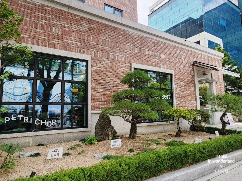 Exterior of Petrico, a café near Hapjeong Station