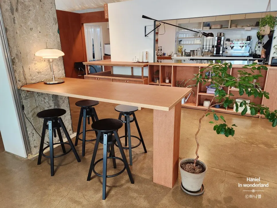 Calm-atmosphere café space