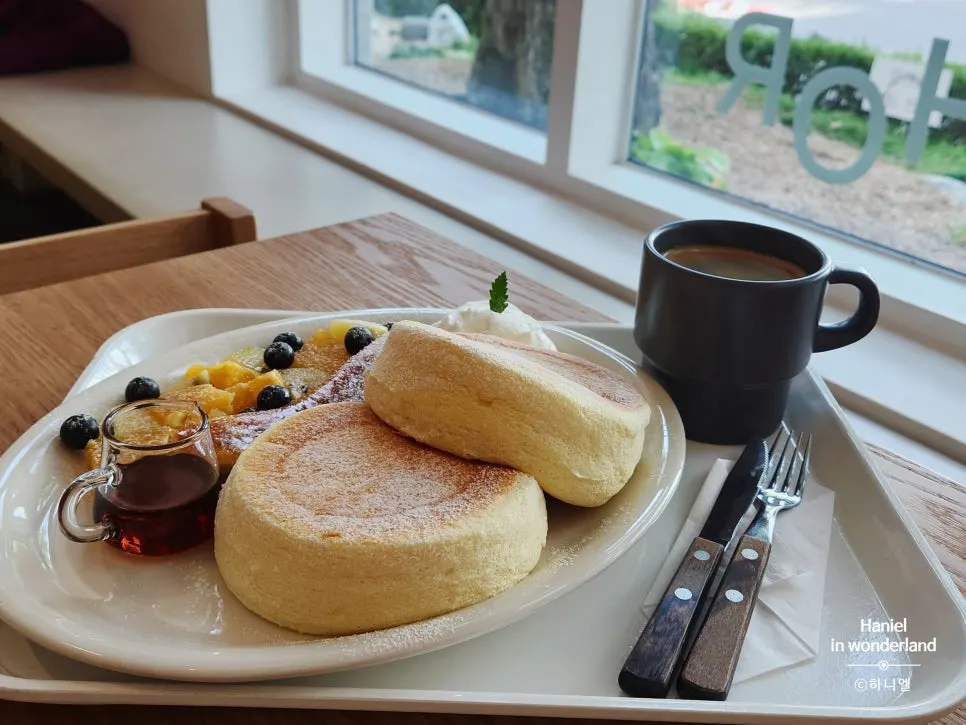 Soufflé pancake and coffee served together