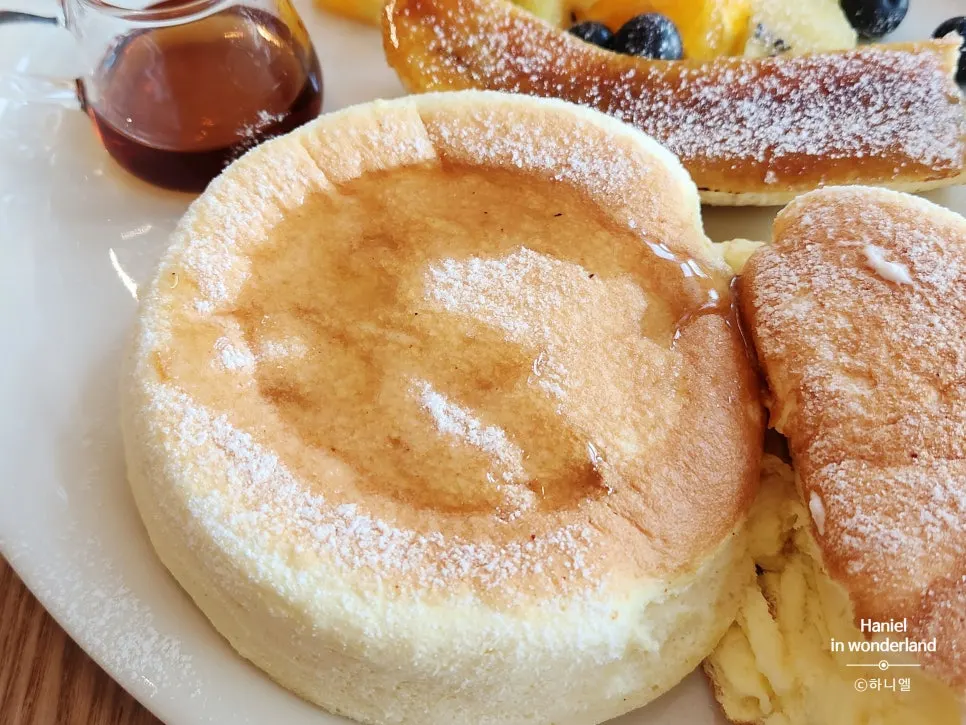 Blueberries, kiwi, orange and brûléed banana