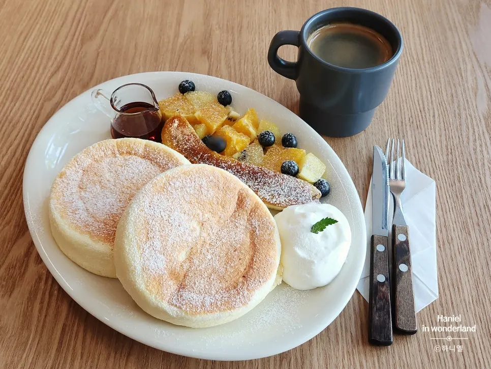 Table set with soufflé and coffee