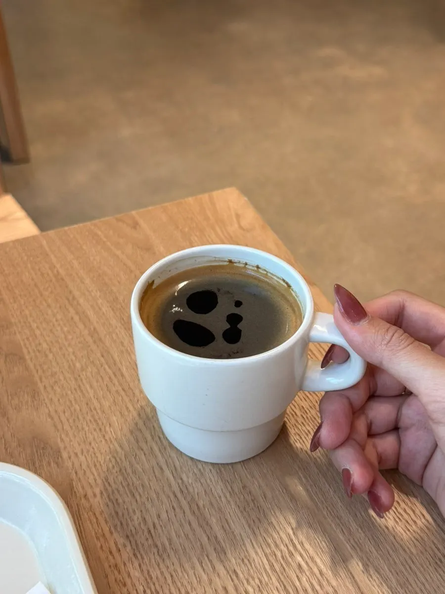 수플레와 함께 놓인 디저트 접시