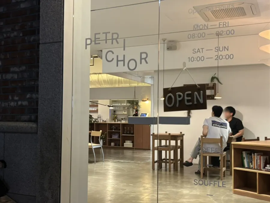 페트리코 디저트와 음료가 놓인 테이블