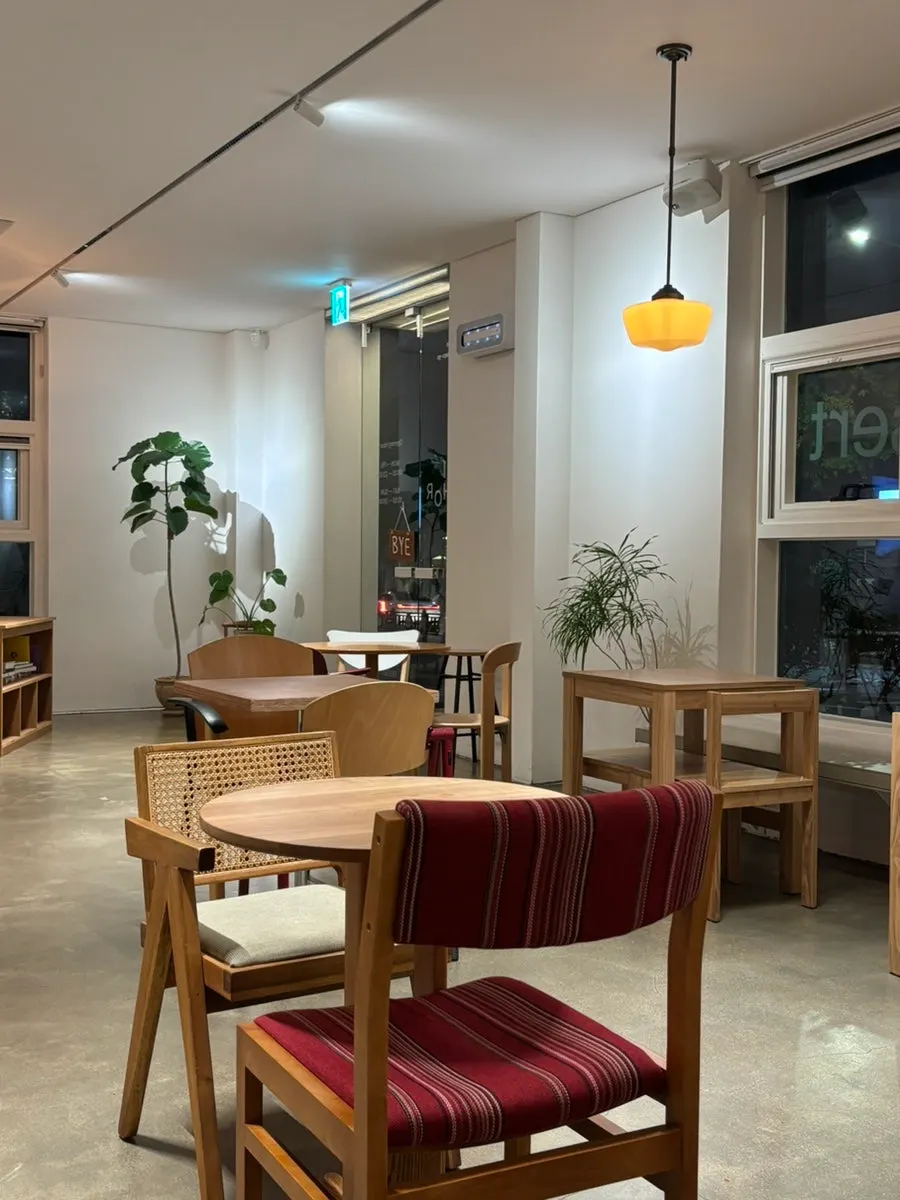 정갈하게 정리된 식기와 조리도구