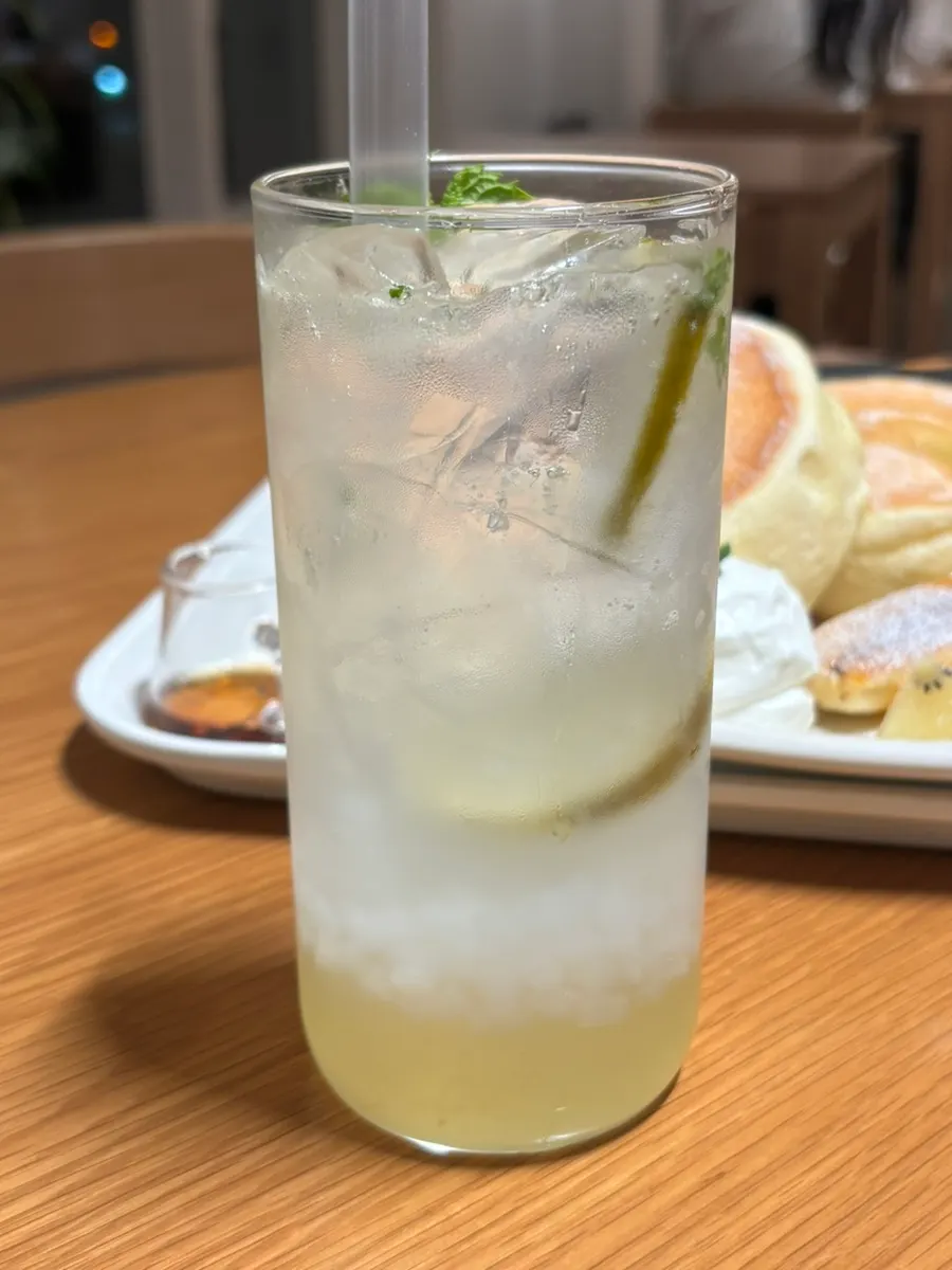 포크로 자른 폭신한 수플레 팬케이크 단면