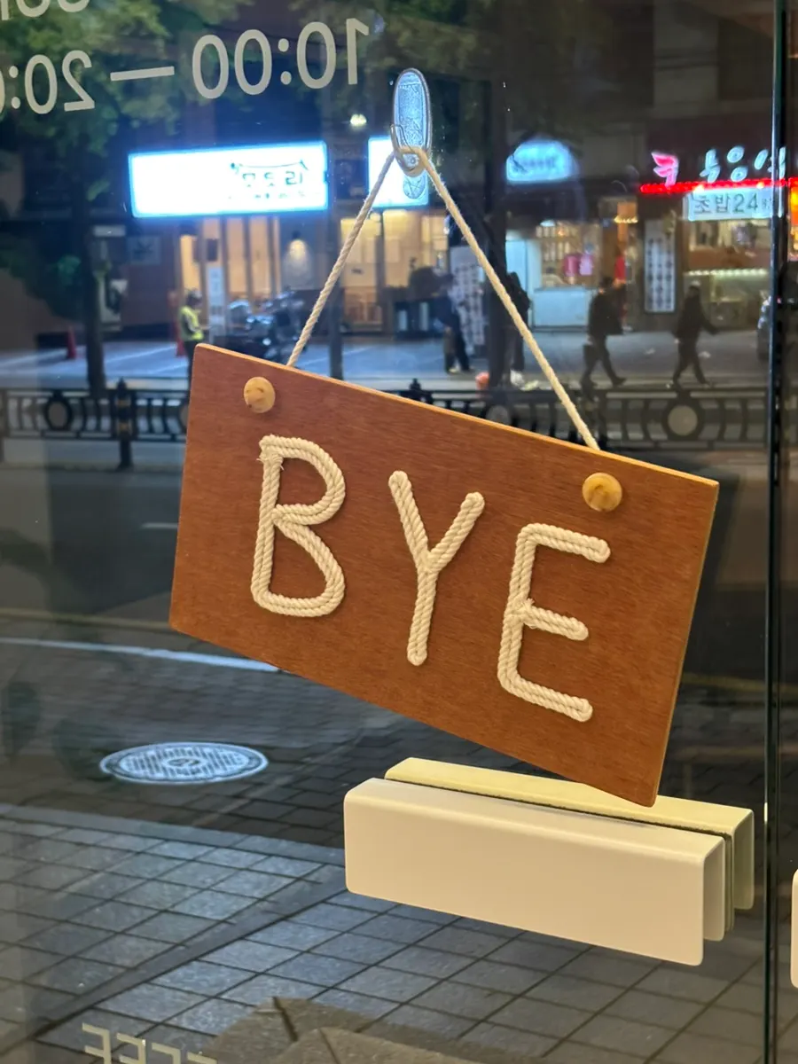 코코넛 알갱이가 깔린 코코 라임에이드