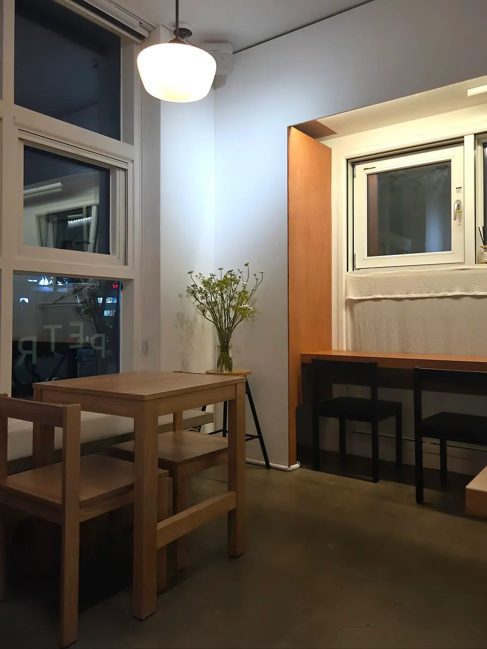 페트리코 창가 쪽 좌석 풍경