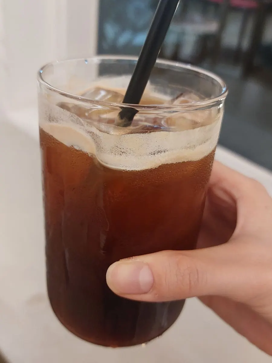 수플레 한 조각을 덜어낸 모습
