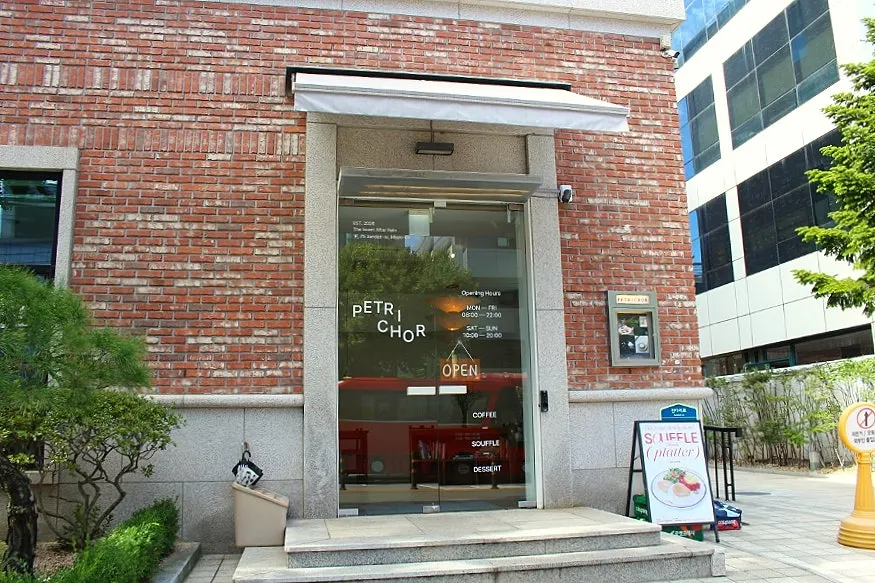 잔다리로 건물 1층 페트리코 입구
