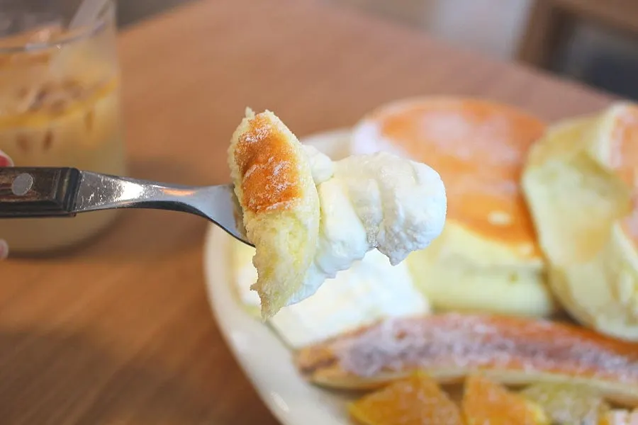 접시 옆에 쌓인 진한 우유맛 크림