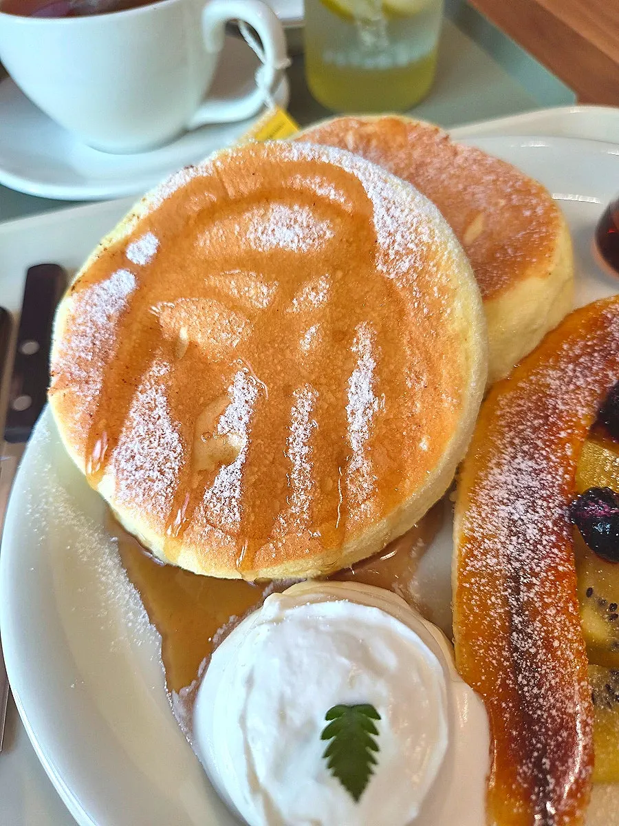 Soufflé topped with banana brûlée, kiwi, and blueberries