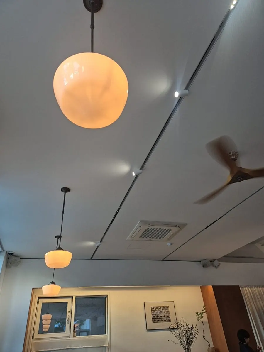 Café ceiling with cylindrical light bulbs and fans
