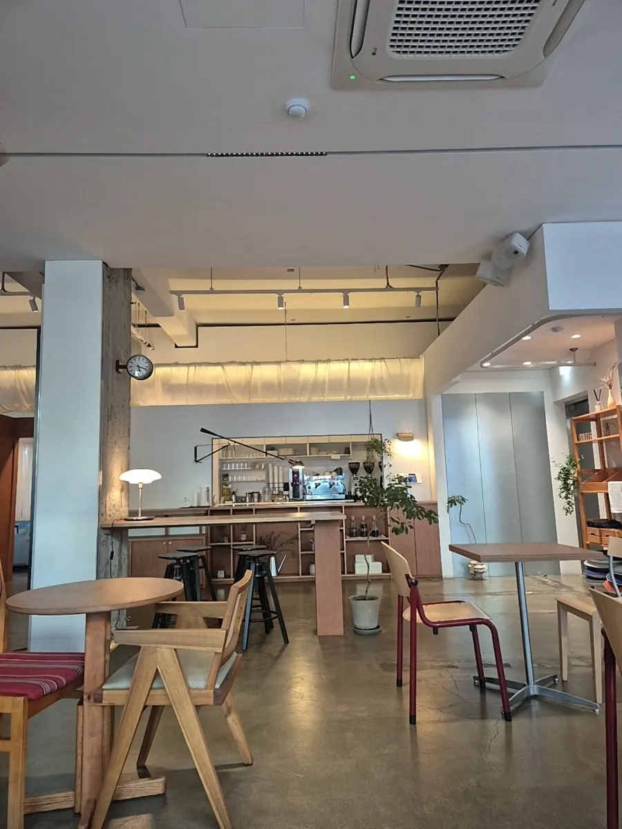Toned-down café seating with a workshop feel
