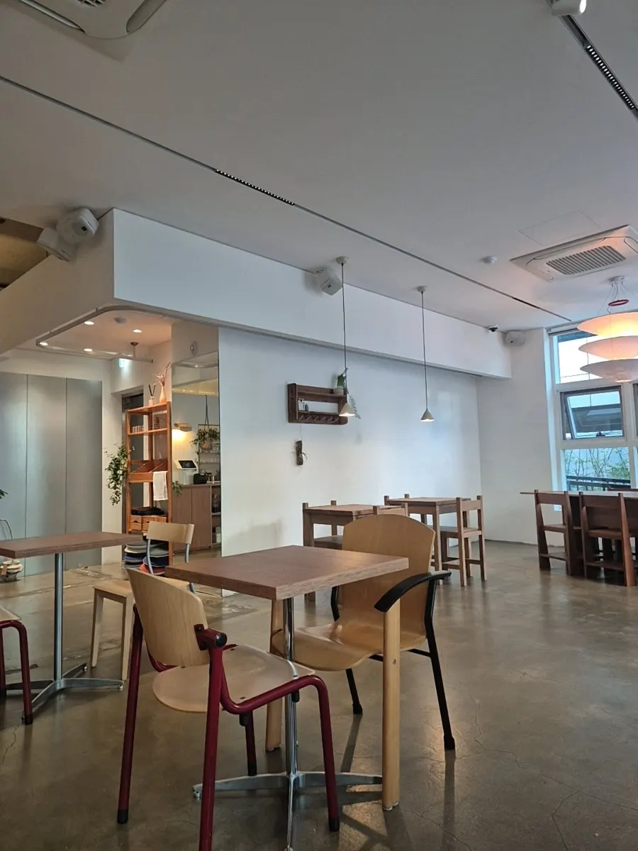 Quiet interior view of Petrico