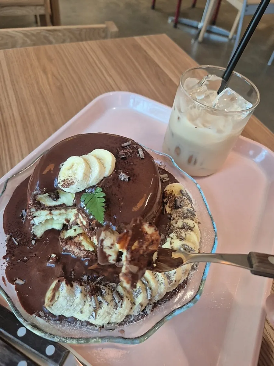 Iced milk tea poured into a cup full of ice