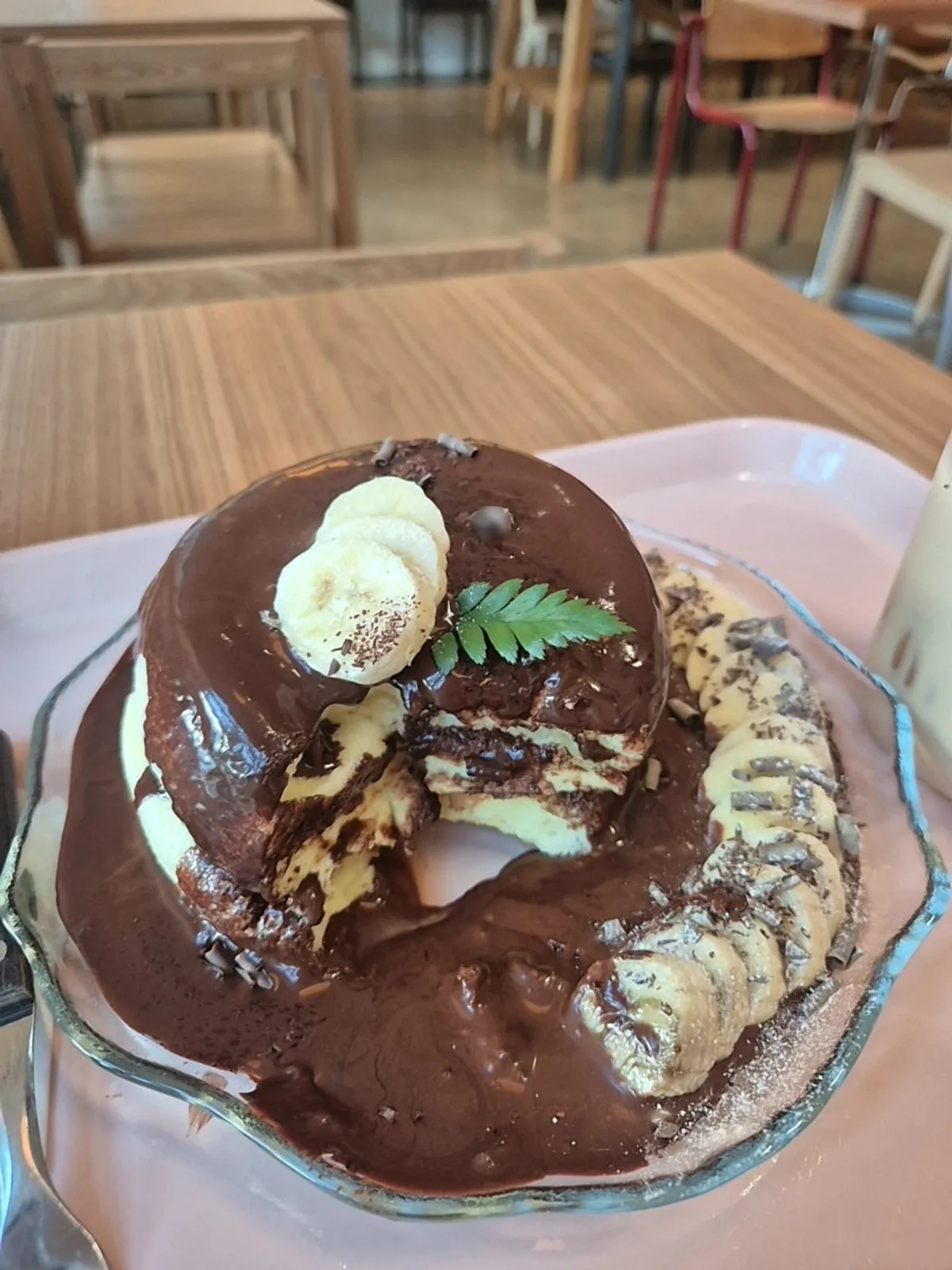 Soufflé and banana dipped in chocolate syrup