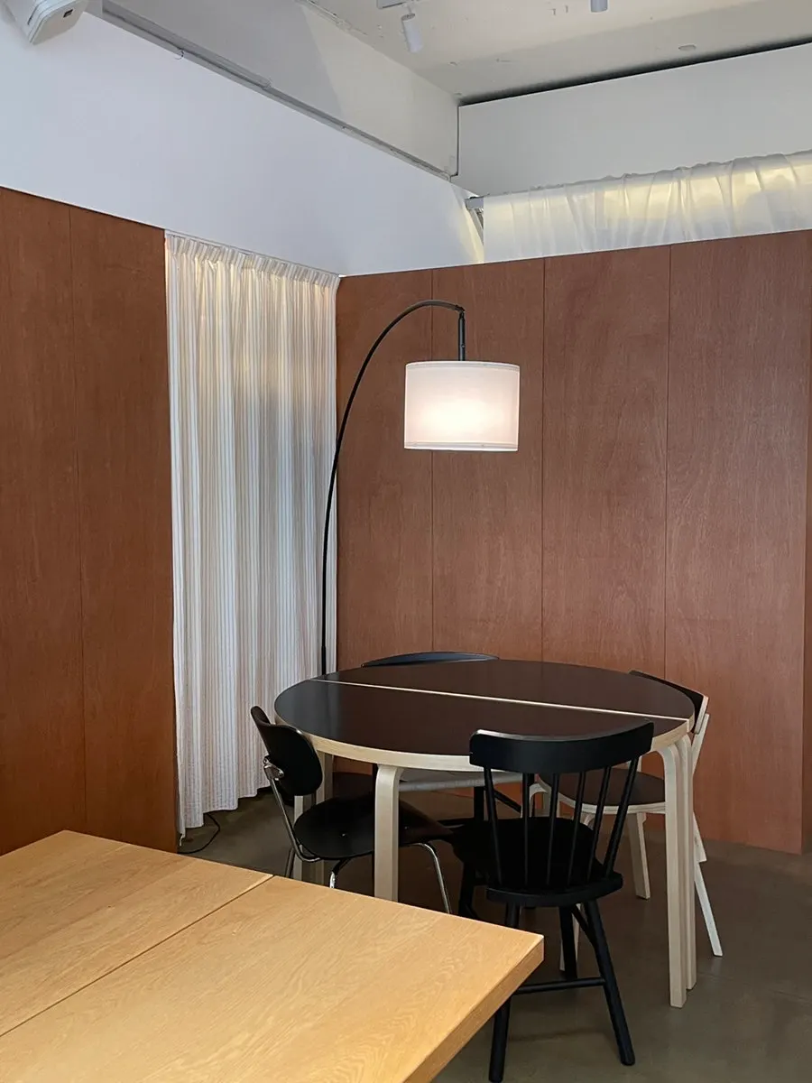 Soft ambient lighting inside Petrico